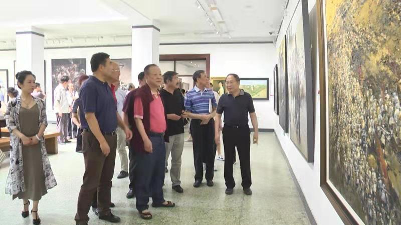 2、领导、嘉宾参观第十七届山西省美术作品展开幕式.jpg
